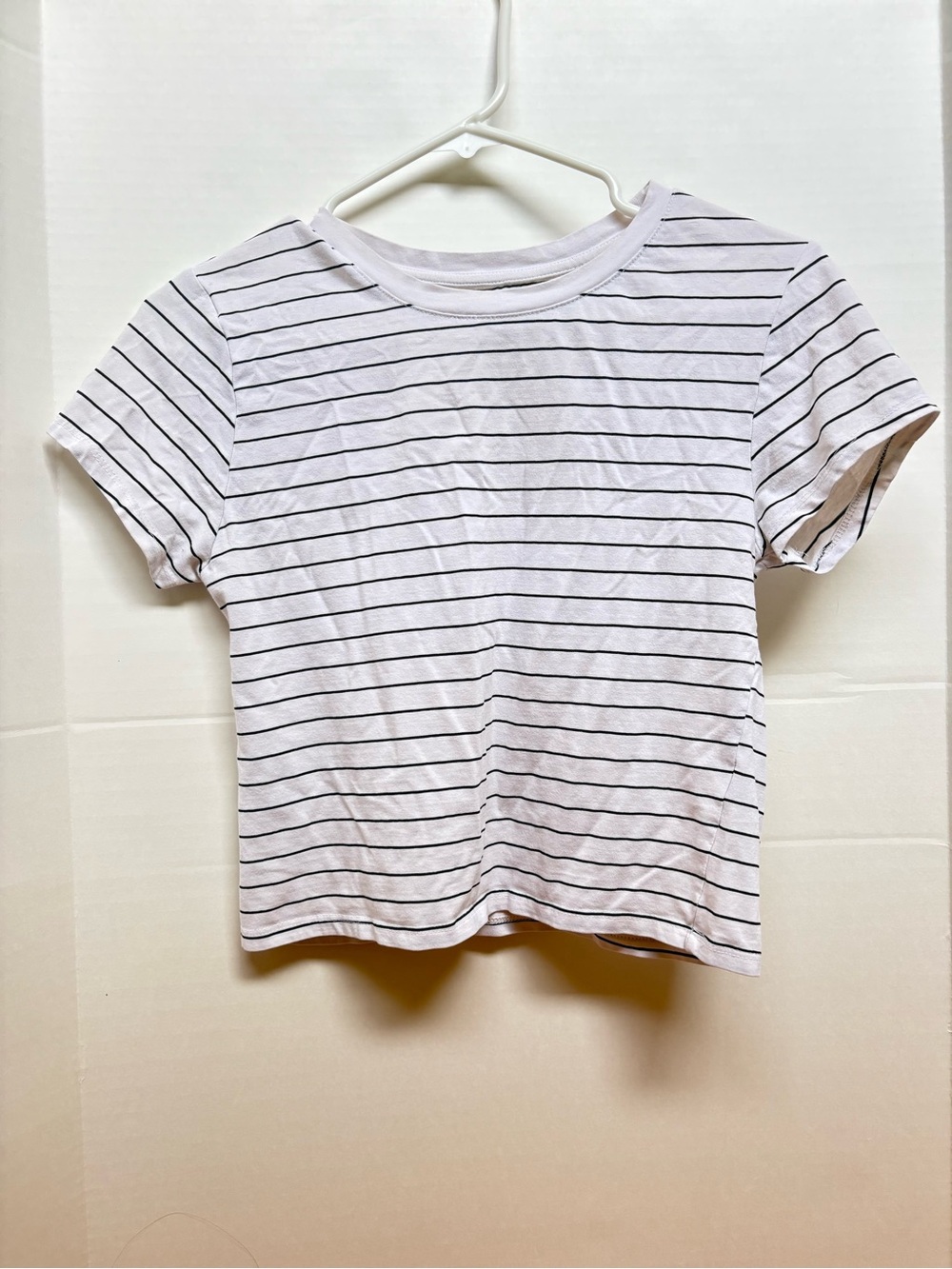 Cute and cropped baby tee size L